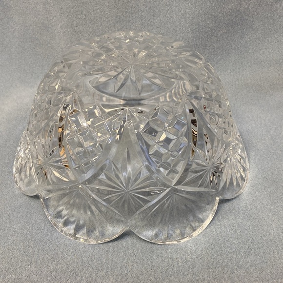 Waterford Crystal Salad Bowl with Scalloped Edging 9- inch Round - Picture 5 of 13